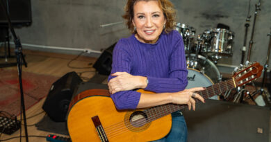 Andrea Ramal lança ‘Amor Parcelado’, EP autoral com participação de Xande de Pilares