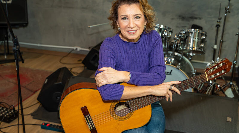 Andrea Ramal lança ‘Amor Parcelado’, EP autoral com participação de Xande de Pilares