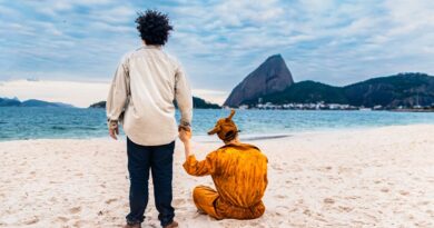 Com texto inédito e direção do premiado Ivan Fernandes, “Vida de Cão – Uma Amizade Fora da Coleira” estreia no Teatro Café Pequeno, no Leblon