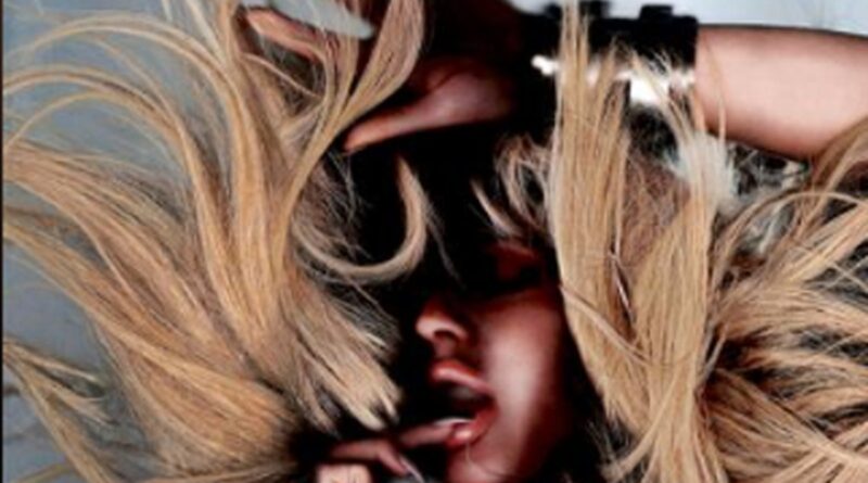 Ellie Goulding lança seu sexto álbum de estúdio, “I Know Too Much”