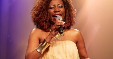 Luiza Dionizio leva a força do samba ao Rio Scenarium no sábado 26 de setembro
