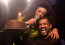 CELEBRIDADES: Paula Lima comemora aniversário no palco do Teatro Rival Petrobras com direito a bolo