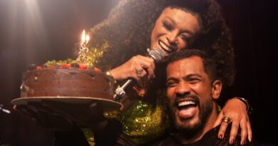 CELEBRIDADES: Paula Lima comemora aniversário no palco do Teatro Rival Petrobras com direito a bolo